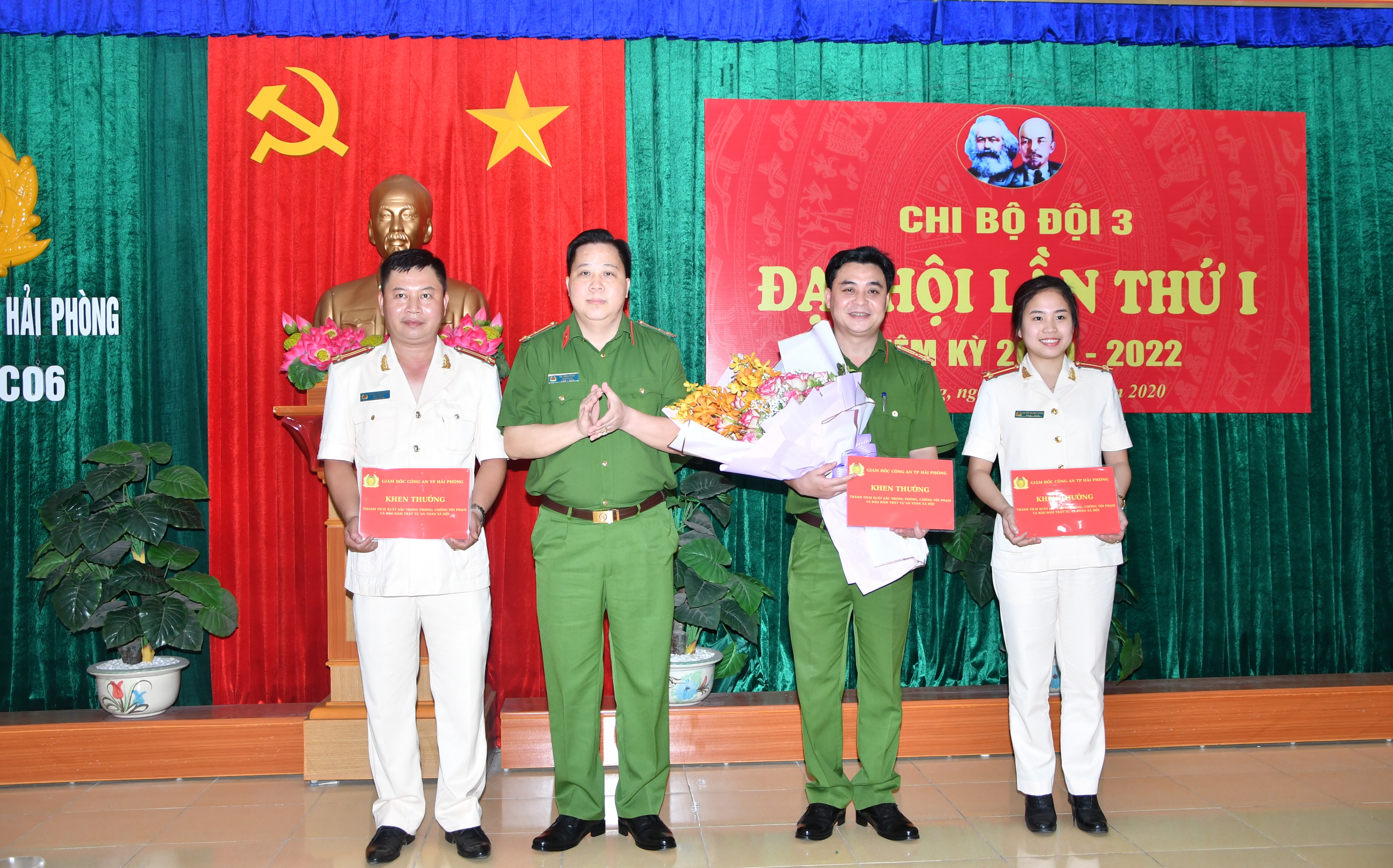 Khen Phòng Cảnh sát quản lý hành chính về trật tự xã hội